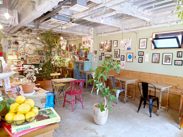 カウンター2席、テーブル9席。解放感あふれる店内に、デザインの違う椅子がセンス良く調和。