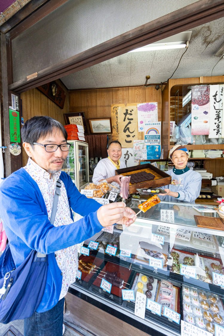 『御菓子司 喜屋』。「串だんご（100円）は旅のお供に最適！」。