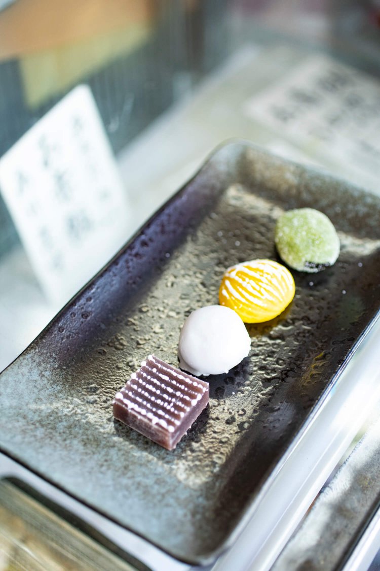 すだれ羊羹など、ひと口サイズの和菓子各60円にも手間を惜しまず。