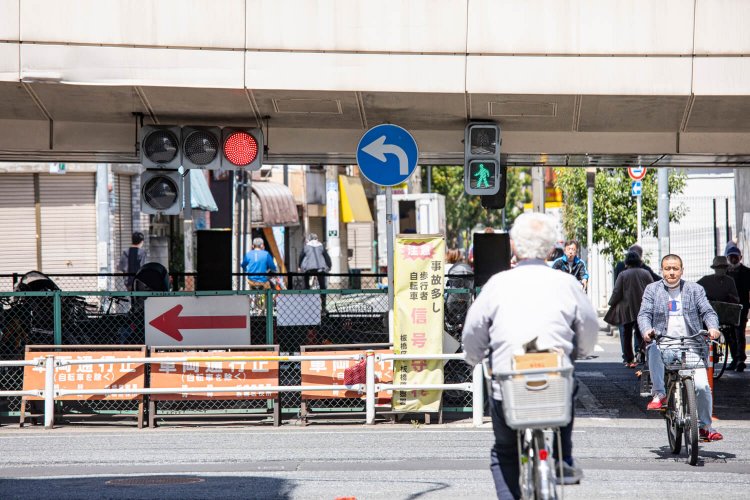 環七通りにかかる陸橋の下、手が届きそうな自動車用信号機。