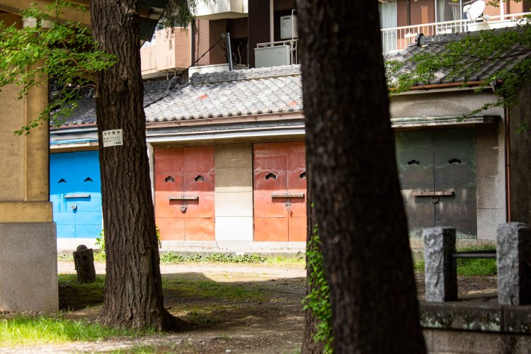室町時代創建の氷川神社。本殿裏に並ぶ5つの神輿倉の扉は、いつもニコニコ顔。