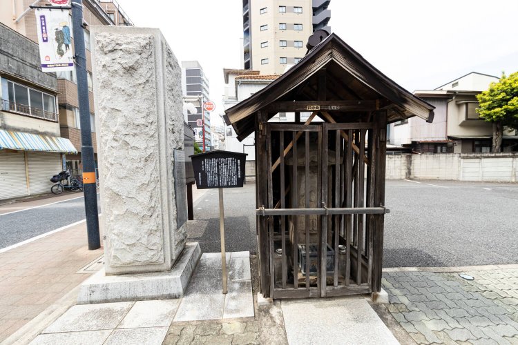 往時の豊かな経済力を示す、観明寺境内にある大きな庚申塔。