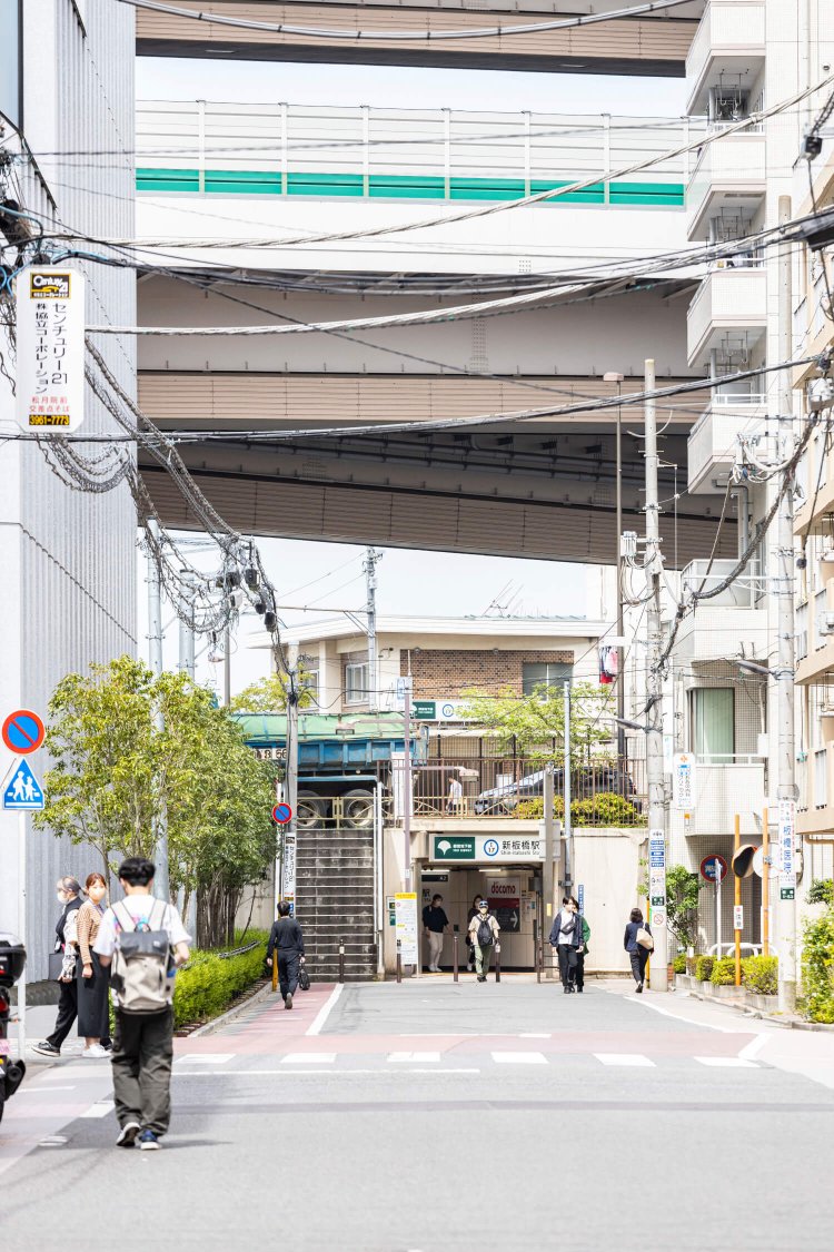 高速道路と中山道の真下にぽっかり開いた新板橋駅入り口。