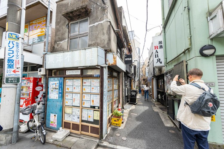 埼京線踏切に寄り添う呑兵衛路地では、新旧の店が手ぐすね引いてお客を待ち受ける。