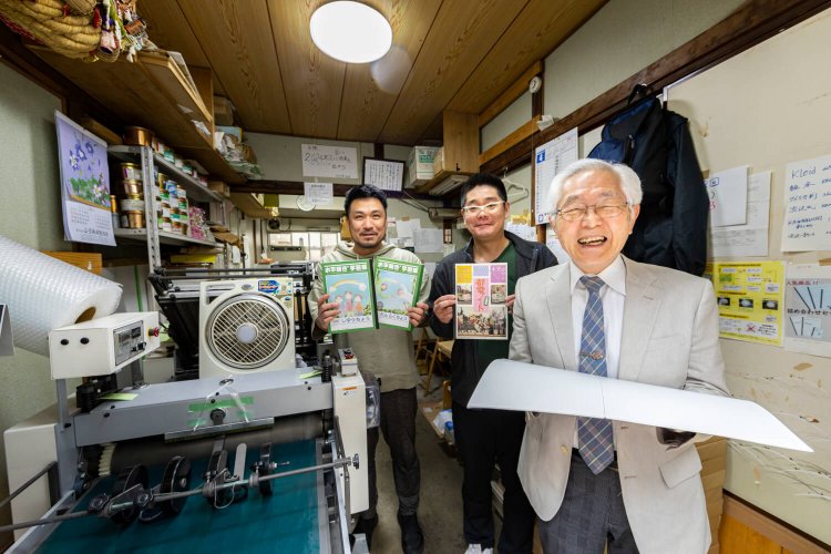 『中村印刷所』の中村社長「水平開きノートは全てここで製本しています」。