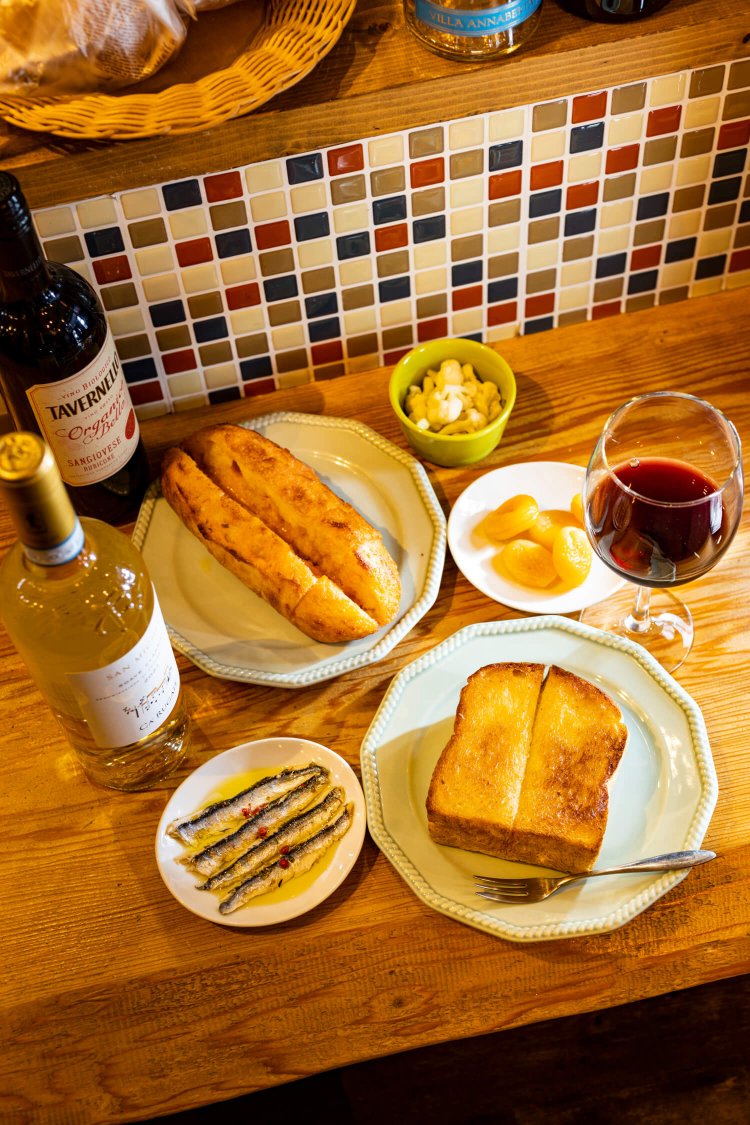 14時からはグラスワイン500円やバタートースト600円などメニューも多彩に。