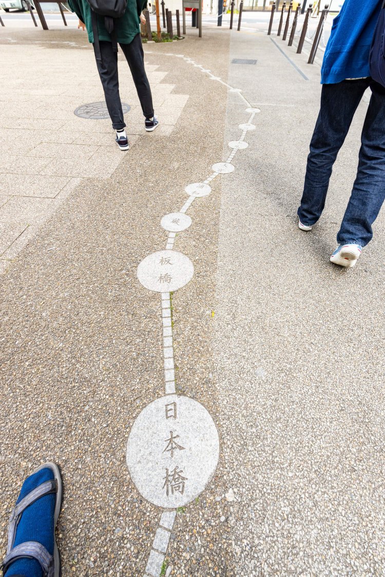 板橋三丁目縁宿広場には、日本橋から京都まで中山道67宿の名前が。