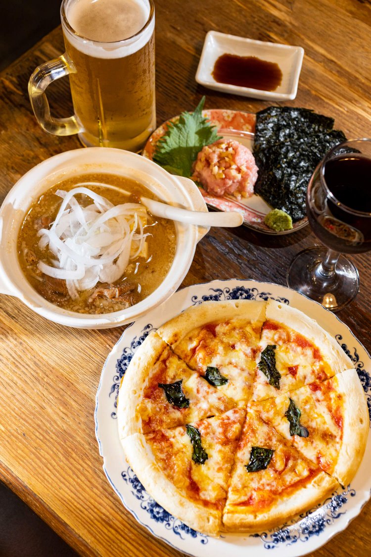 『大衆居酒屋とイタリアン 松月』。生ビール630円、煮込み450円、ピザマルゲリータ550円、トロタク550円。