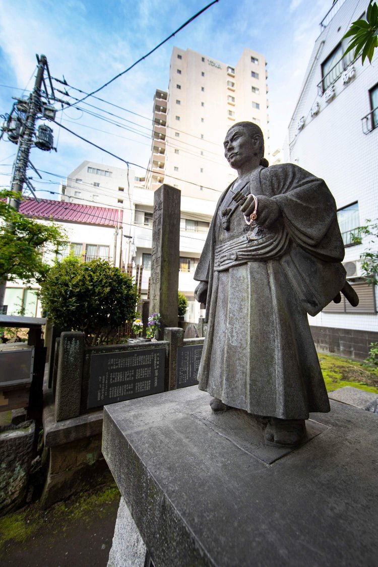 板橋宿で処刑された近藤勇と土方歳三が、板橋駅前に眠るという意外性。