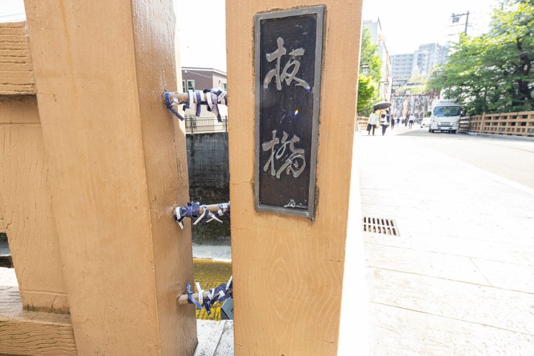 手すりには結ばれたおみくじが。