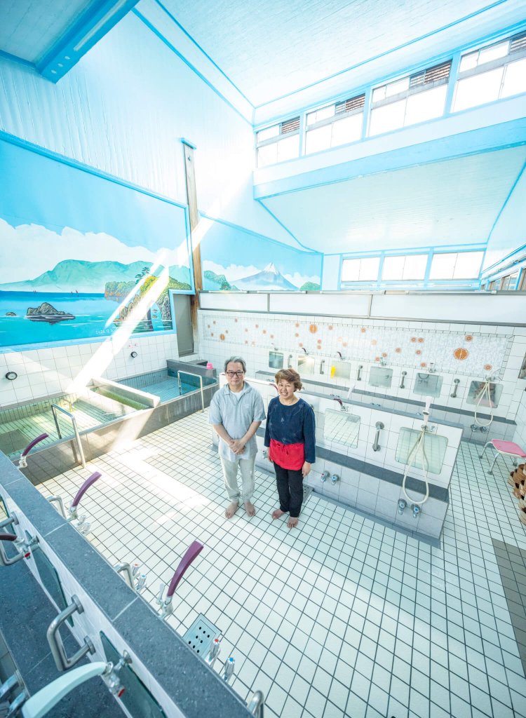 差し込む光も美しい『滝野川稲荷湯』。