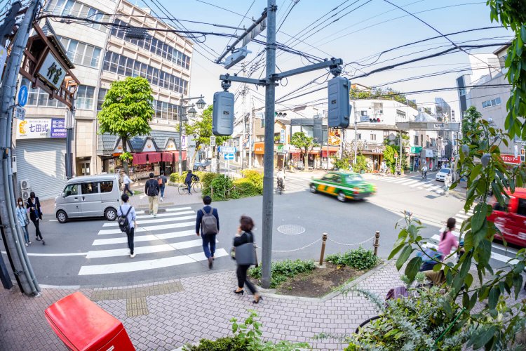 王子新道が横切る上宿と仲宿の境目は、活気と趣ある交差点。