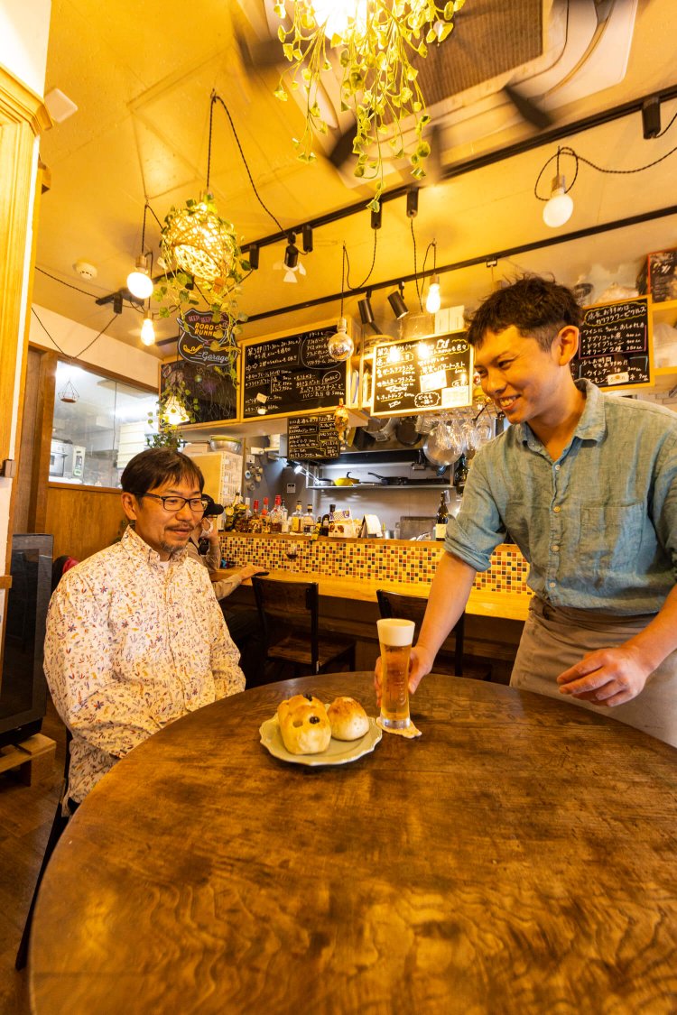 『パンを楽しむ店 ぱーね』。オーナーシェフの末次さん「この生フォカッチャが、ビールに合うんですよ」。