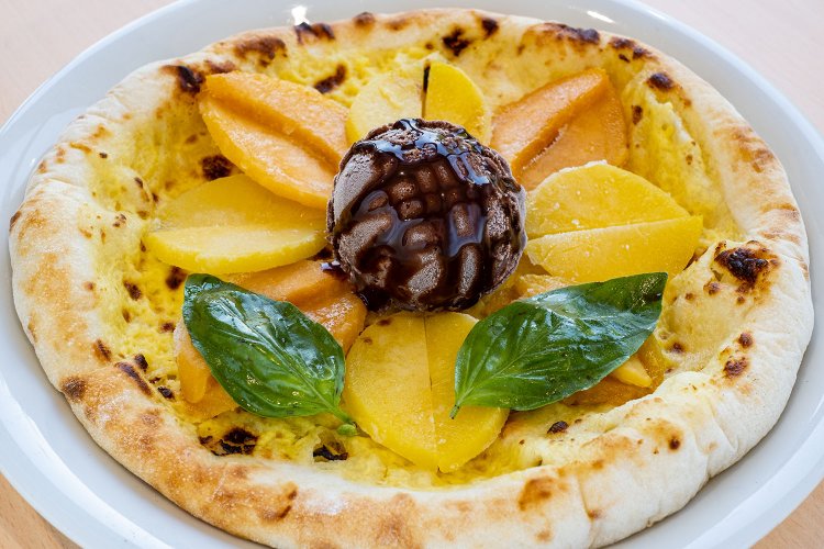 野木ブランド認定のひまわりピッツァ1000円。マンゴーや黄桃などにチョコレートアイスを配している。