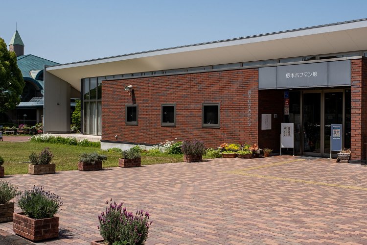 周囲の景観に配慮した落ち着きのある外観。