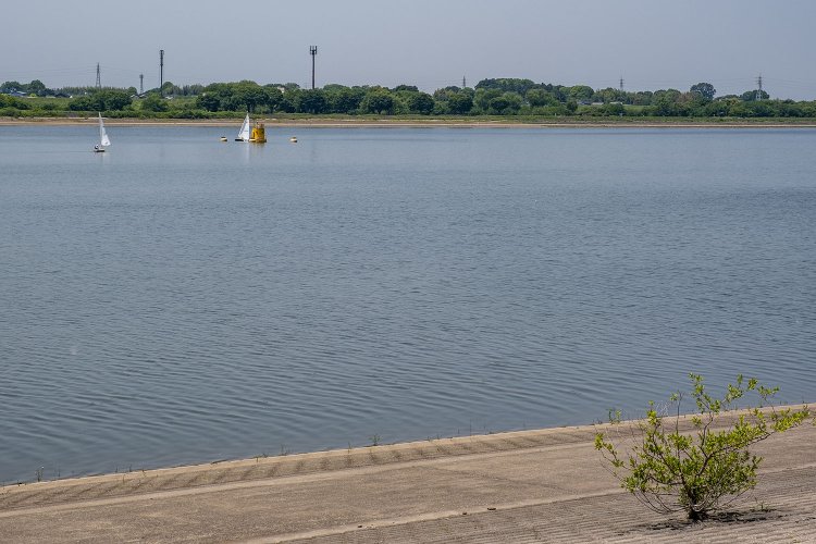 町域外にある貯水池の谷中湖。北ブロックではウィンドサーフィンの姿も。