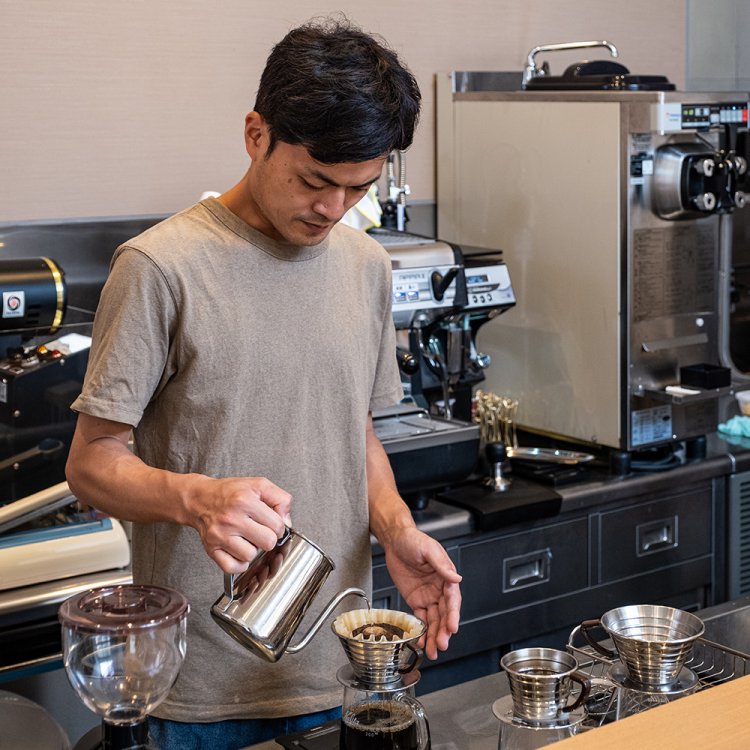 焙煎も手がける中西康久さん。コーヒーを淹れる姿に妥協はない。