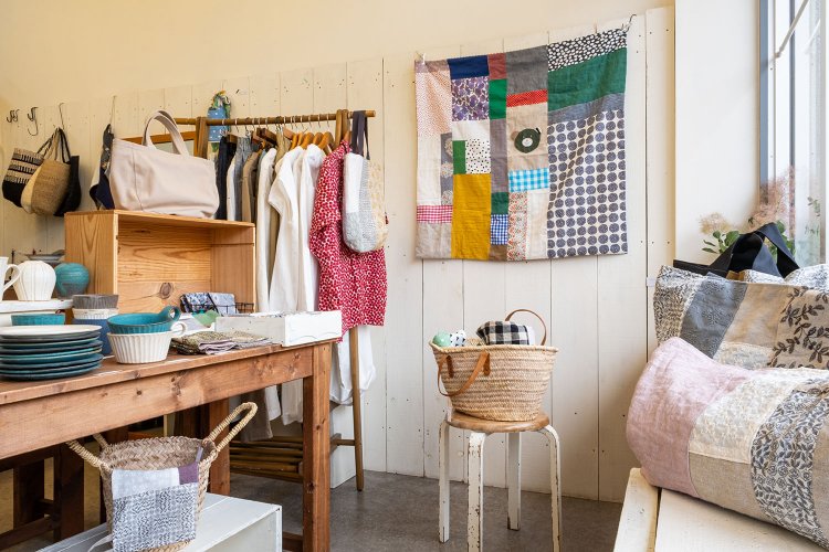 生地選びから色彩構成までこだわったパッチワーク作品はブランケット6300円、バッグ4370円～。オーダーも可能で価格は1割増し。