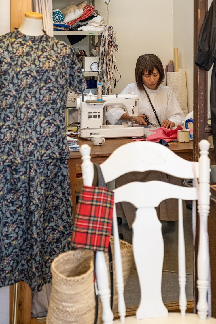 接客のかたわら、店舗奥の工房で黙々と制作に勤しむ菊地美雪さん。