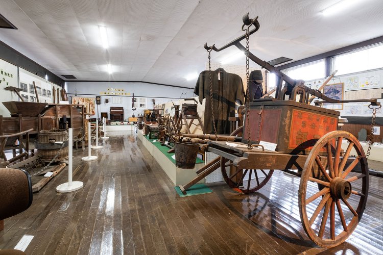 腕用消防ポンプ（右手前）は明治から昭和にかけて使われた消防車なのだとか。