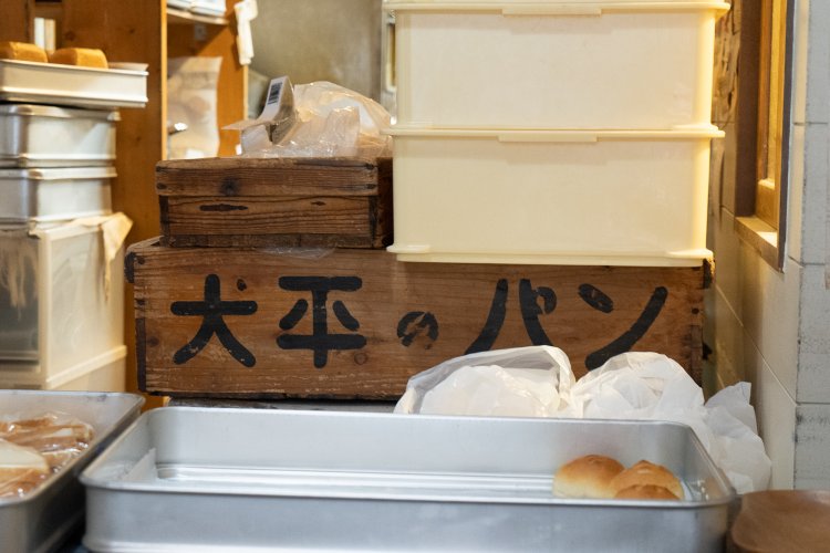 実家から持ってきたという木の番重。年代物だ。