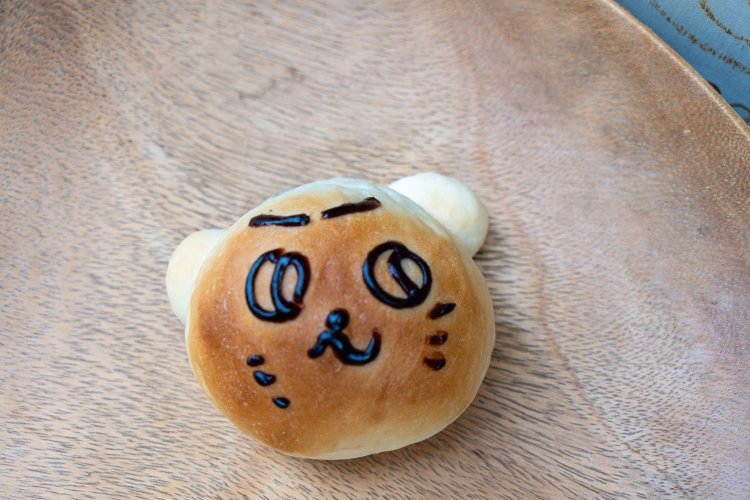 目の表情が豊かなネコの中身はさつまいもあん。210円。