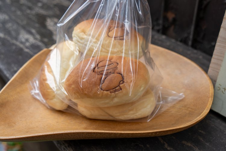 焼印入りのミニコッペ５個入り330円。