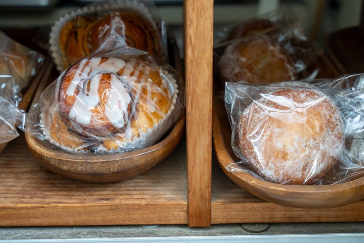 窓辺に置かれたコーヒーロール230円（左）と昔のアンドーナツ170円（右）。