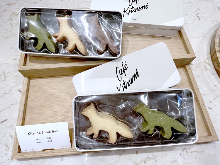 キツネサブレはプレーン、抹茶、チョコの３テイストを展開。その場で食べられるバラ売り（1枚400円）もあり。