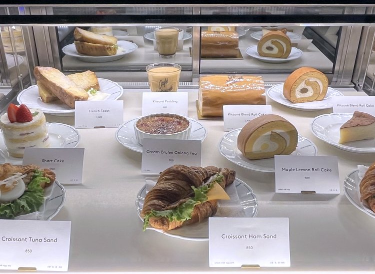 店内で焼くクロワッサンのサンドイッチやケーキはシンプルで万人に好まれるテイスト。