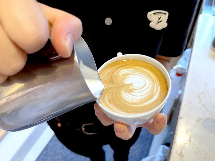 ブラジルとグァテマラの中煎り豆のエスプレッソを使ったカフェラテは、スイーツにも食事にも合う。