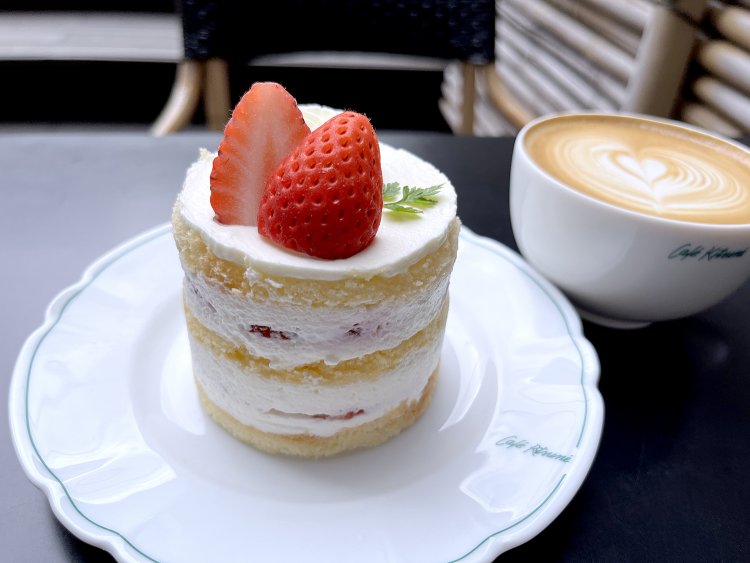 ショートケーキ900円。どこを切ってもいちごとクリームが入っていてうれしい。