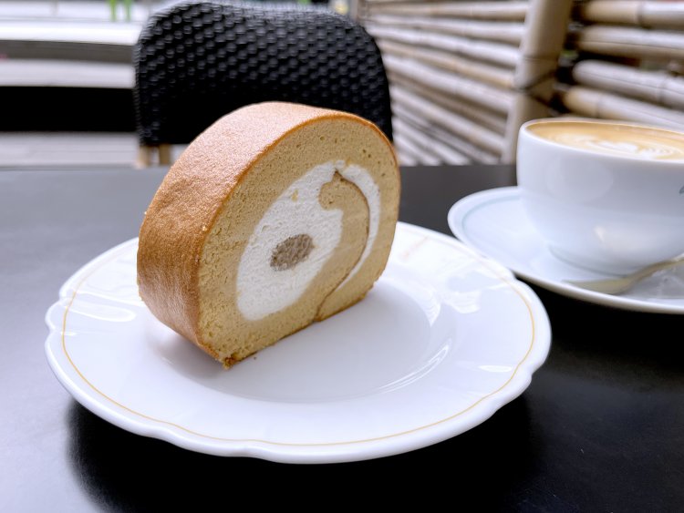 コーヒー風味のクリームとほろ苦いカラメル味の生地で大人のテイストのロールケーキ。