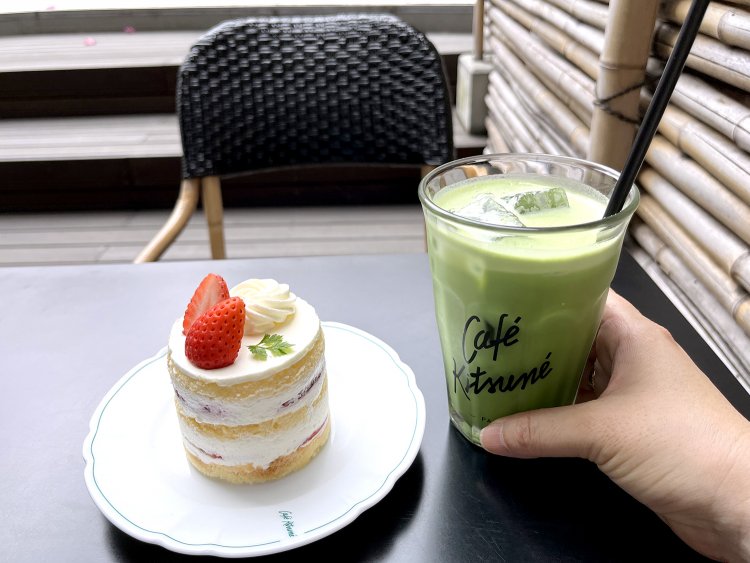 抹茶の香りとほどよい苦味がミルクに溶けている抹茶ラテ900円。