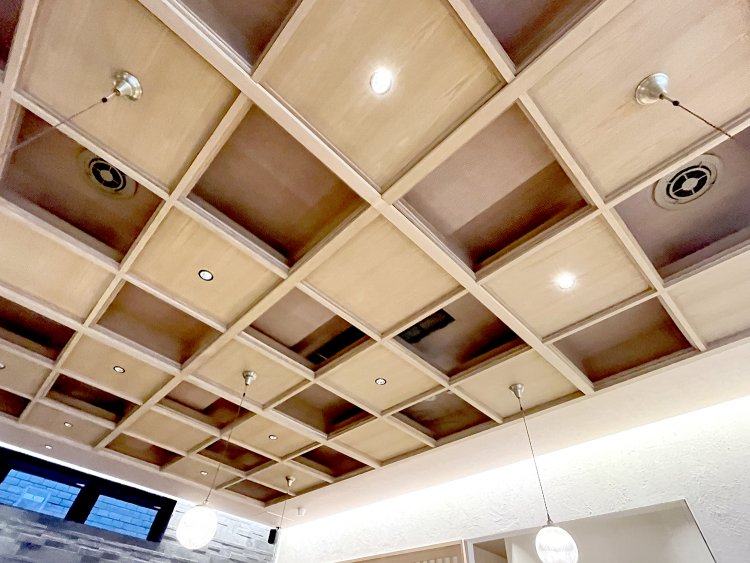 天井は市松模様になっている。