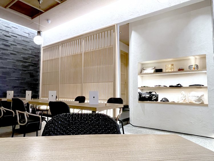 日本らしい漆喰と木の質感に、パリらしい黒のイスがアクセントになっている。