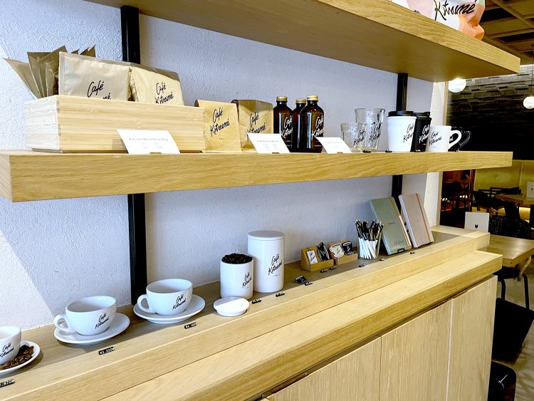 店内でも使用しているカップやタンブラーをはじめ、文房具や生活雑貨も販売。