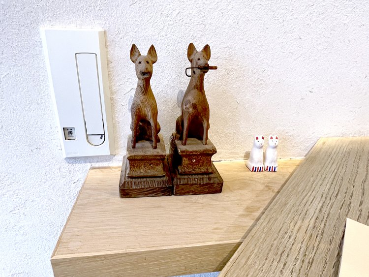 入ってすぐのところにあるカウンターの隅にキツネ様が店を守っていた。