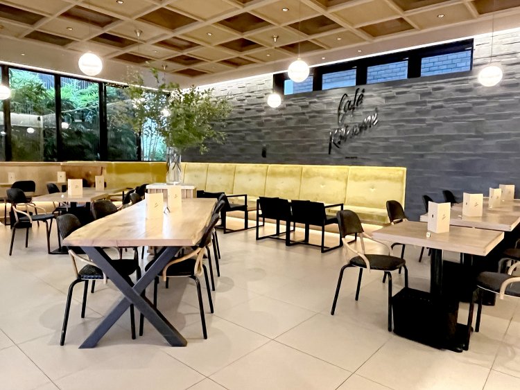 和のテイストを盛り込んだおしゃれな内装はパリの街角にありそうな雰囲気。