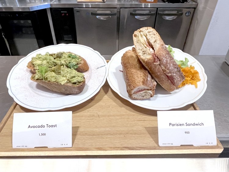 パリでは定番のハムとチーズをバゲットに挟んだパリジャンサンドイッチ（右）と、アボカドトースト（左）。