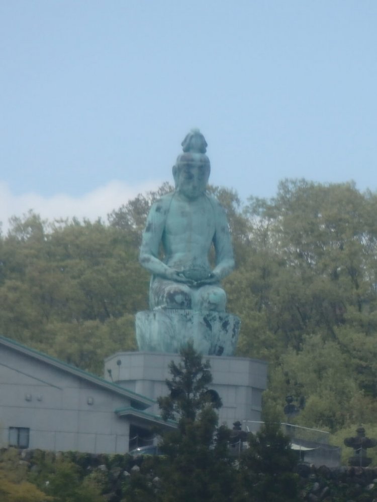 西武秩父線に乗っていると、芦ヶ久保駅近くで不意に登場した大観音。正座しているように見える。