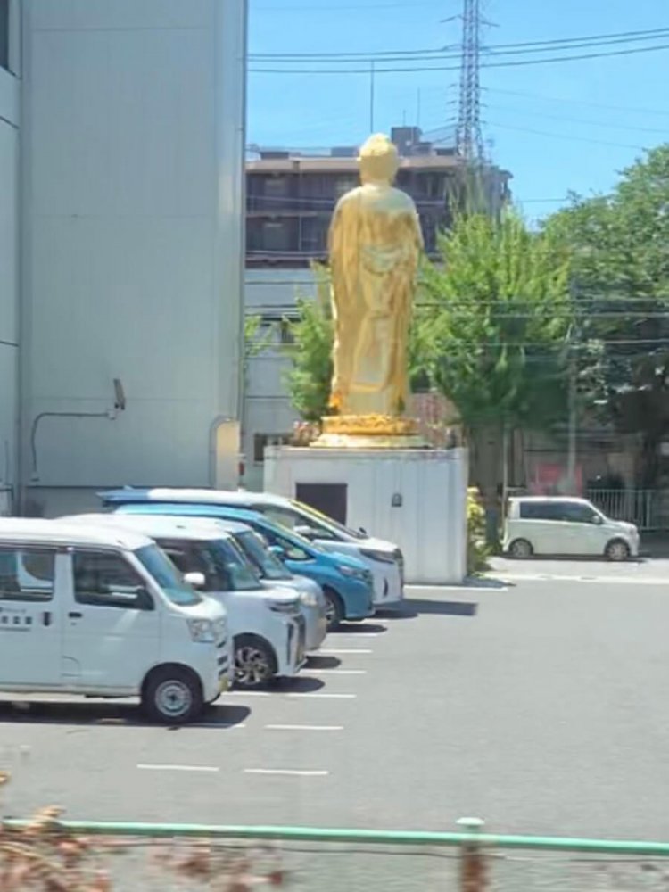 「なんだ！あの金ピカは！」と思う間もなく電車は武蔵溝ノ口に到着した。