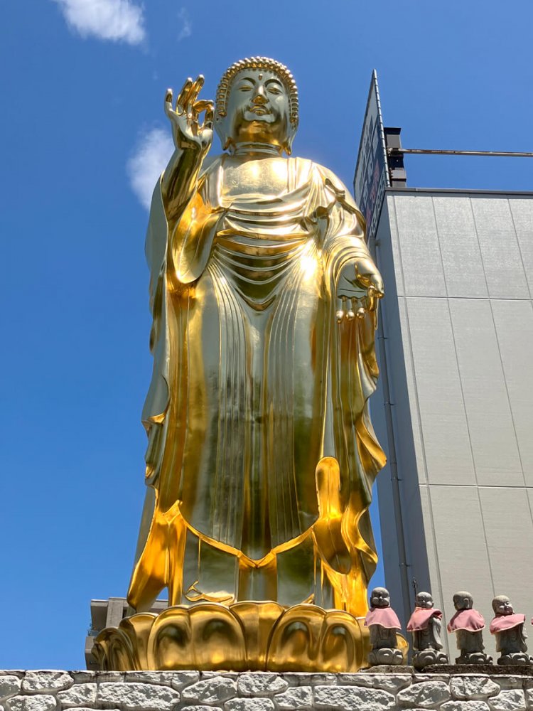 夏の日差しの中で、より一層ギラギラしているお守大佛。