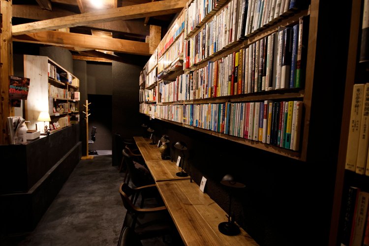 棚の本は地域別に分類されている。