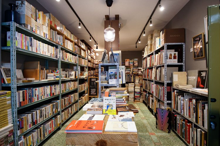 かつて理容店だった店舗。幅広い年代のお客さんが訪れる。