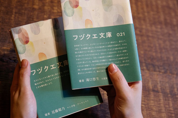 表紙を隠し、作家や映画監督などによる選書コメントを元に本を選ぶ。