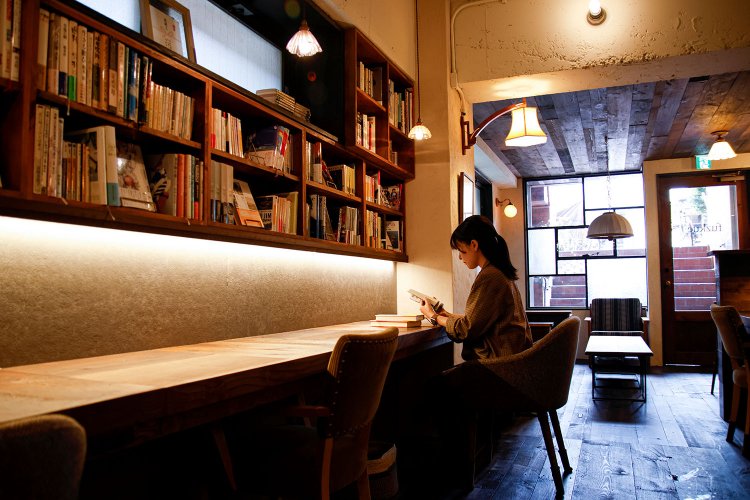 本を読むことだけに、そぎ落とされた空間に身を置くと時を忘れる。