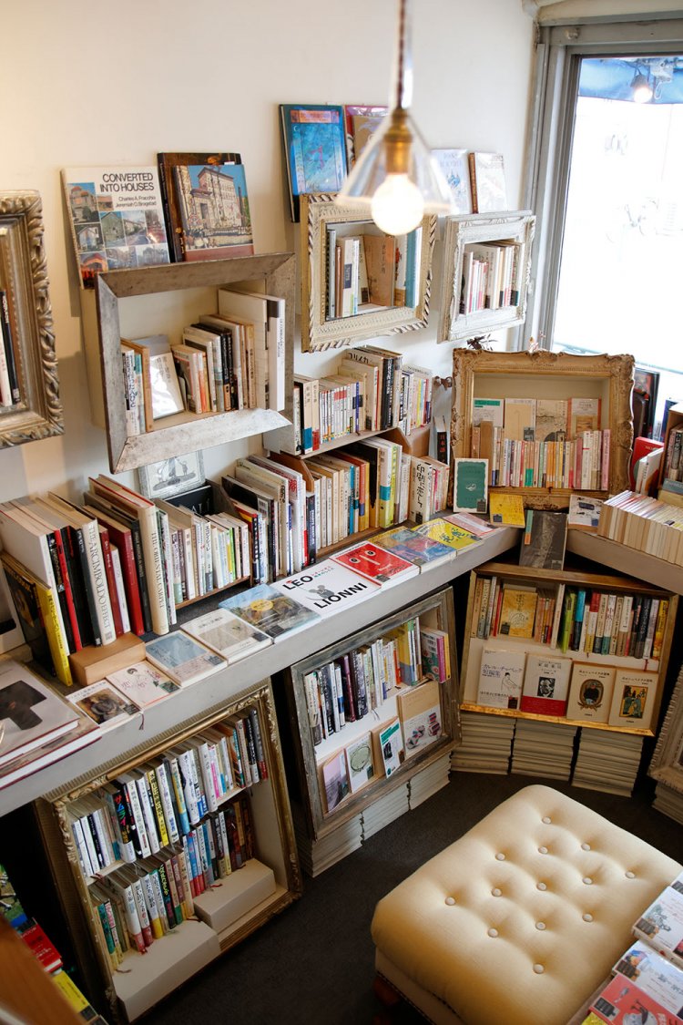 額の本棚は自作。唯一無二の作品だ。