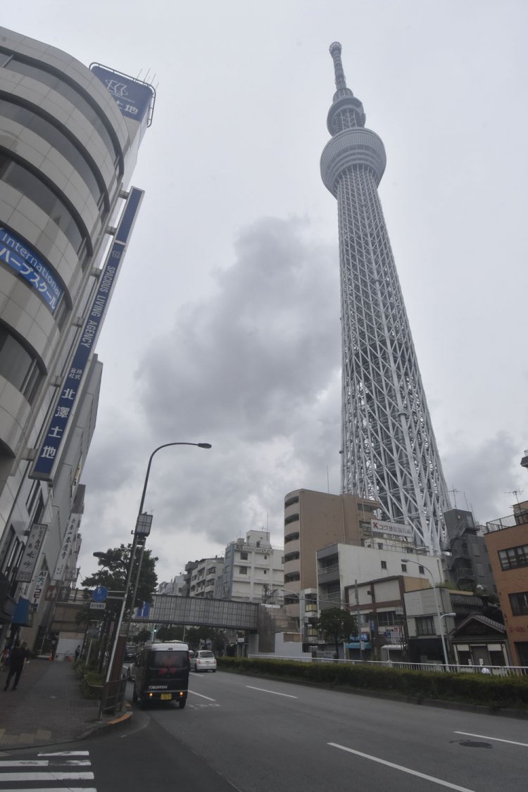今では目の前にスカイツリーがそびえる春慶寺。