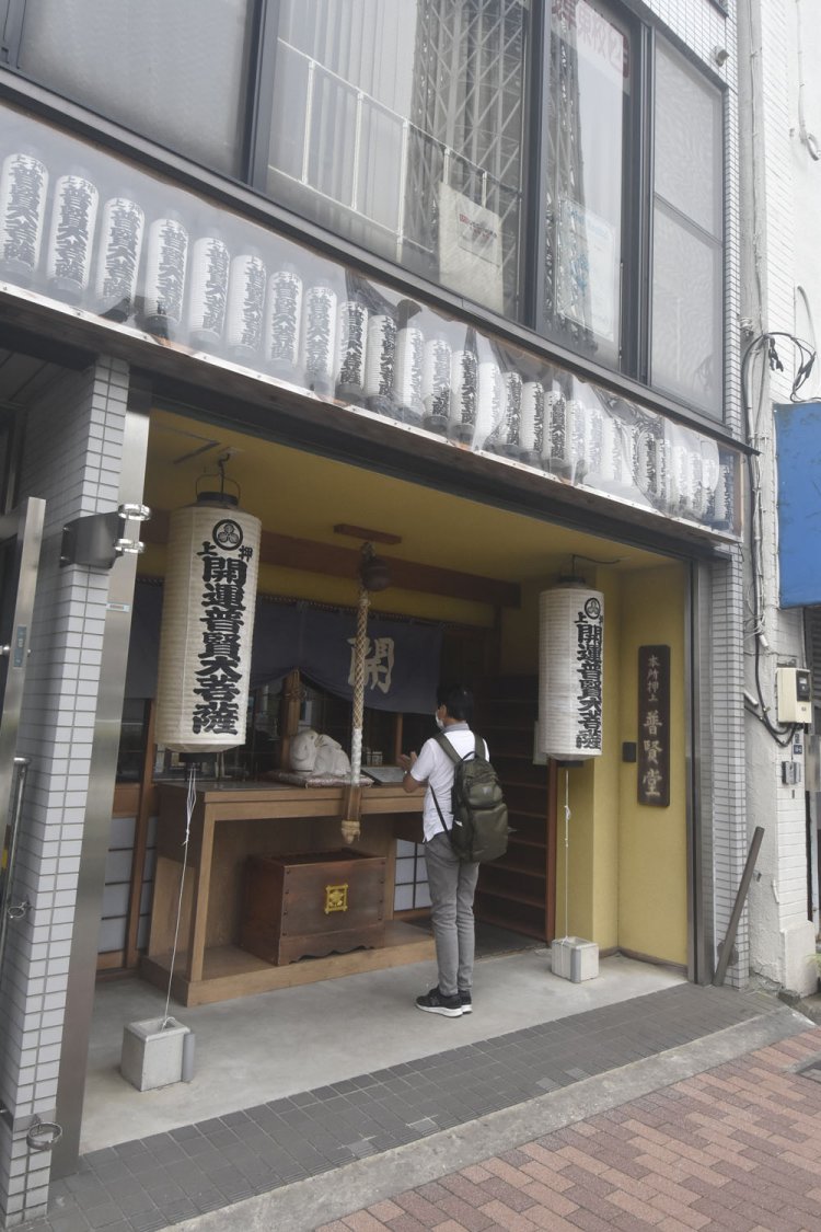 春慶寺の代名詞にもなった普賢菩薩を祀る普賢堂。